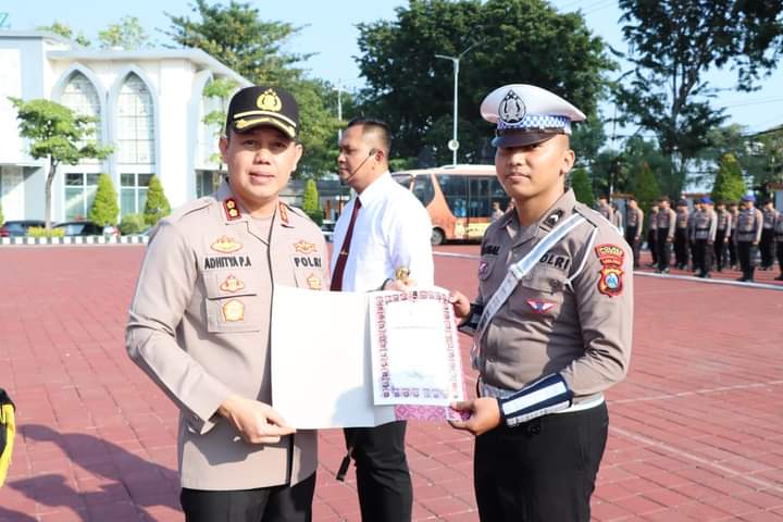 Kapolres Gresik Berikan Reward Bagi 64 Anggota Berprestasi