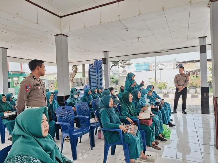 Tekan Angka Laka Lantas, Satlantas polres Gresik Gelar Sosialisasi Keselamatan Bareng Emak - Emak