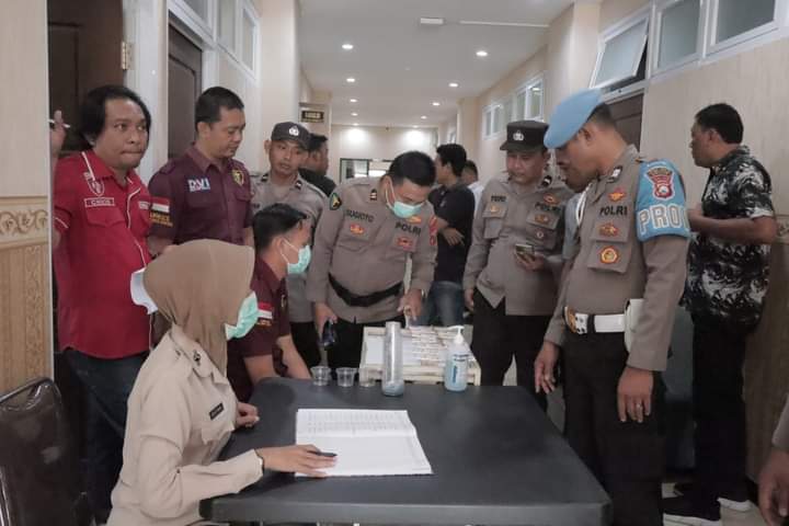 Cegah Penyalahgunaan Narkoba, Polres Gresik Test Urine Anggota Secara Acak