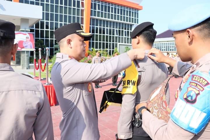 Tingkatkan Pelayanan Prima Masyarakat, Polres Gresik Gelar Apel Polisi RW