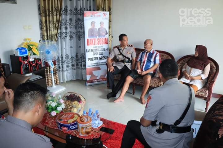 HUT Bhayangkara ke 77, Polres Gresik Anjangsa Anggota Polri Yang Sedang Sakit