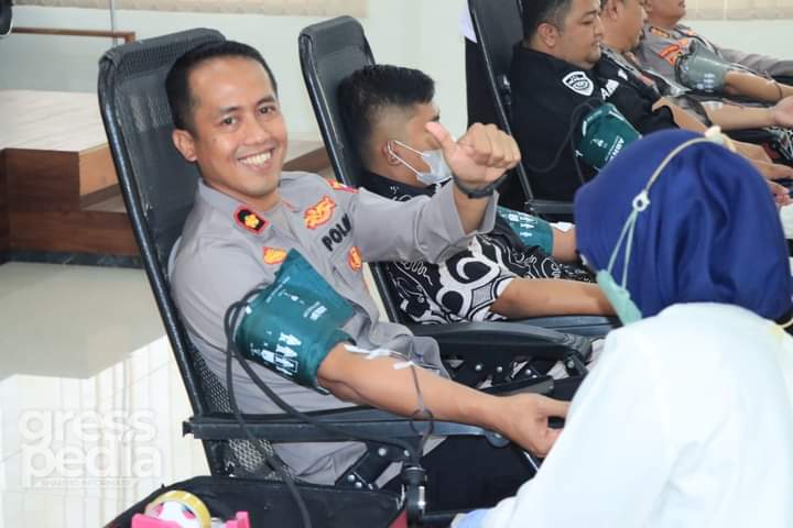 Sambut HUT Bhayangkara ke-77, Ratusan Personel Polres Gresik Donor Darah
