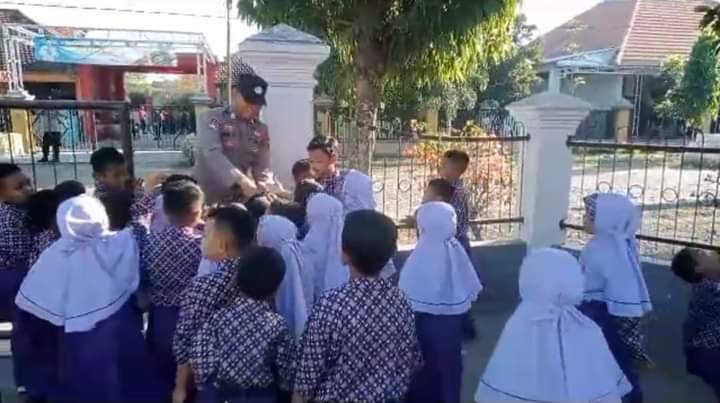 Antusias Pelajar di SD Benjeng Gresik Sambut Bhabinkamtibmas Datang