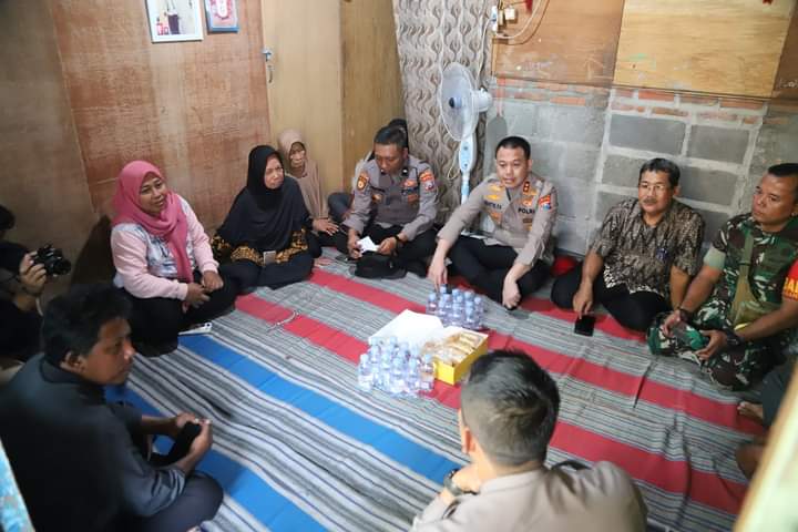 Gelar Jumat Curhat di Randuagung Gresik, Kapolres Gresik Door to Door ke Rumah Warga