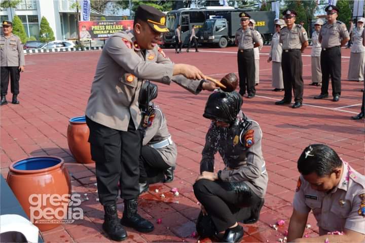 Tradisi Siram Kembang Warnai Kenaikan Pangkat Anggota Polri Dan PNS Polres Gresik
