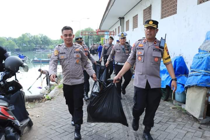 Polres Gresik bersama Warga dan Pelajar Bersih-bersih Sampah di Pesisir Gresik