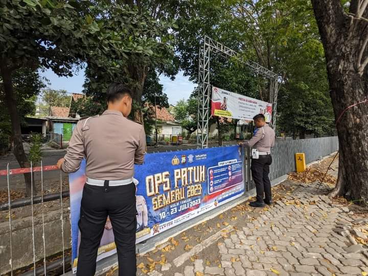 Ops Patuh Semeru 2023, Satlantas Polres Gresik Pasang Himbauan Keselamatan Dijalan