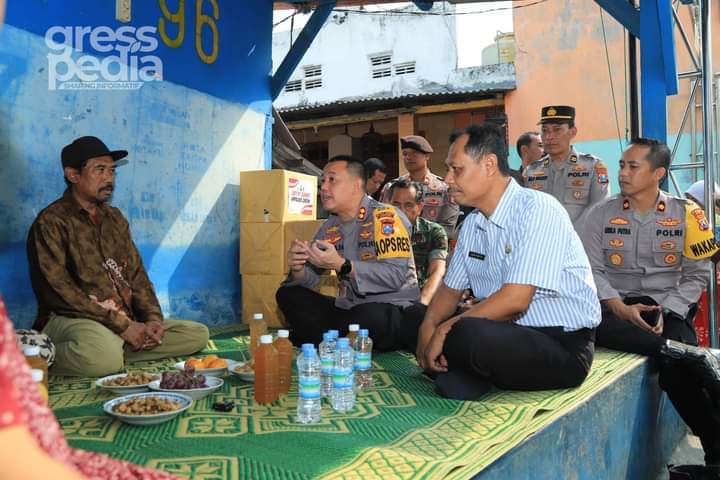 Jumat Curhat, Kapolres Gresik Tampung Aspirasi Masyarakat Sukomulyo Manyar di Poskamling