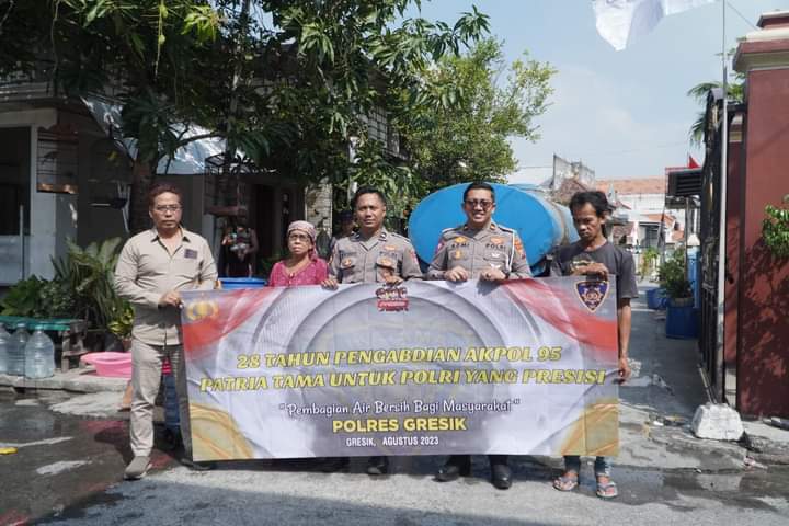 28 Tahun Pengabdian Akpol 95 Patria Tama Salurkan Puluhan Tangki Air Bersih di wilayah Terdampak Kekeringan Gresik