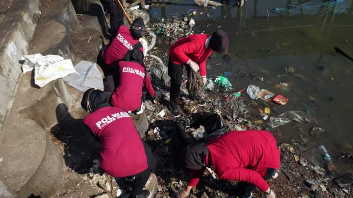 Peduli Lingkungan, Polwan di Gresik Bersih Bersih Pantai