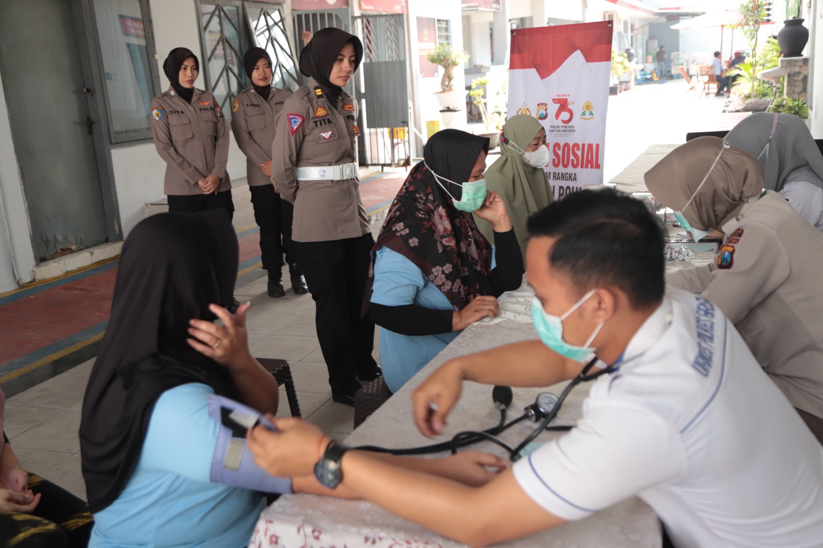 Peringati Hari Jadi ke-75, Polwan Gresik Cek Kesehatan Gratis di Lapas Perempuan