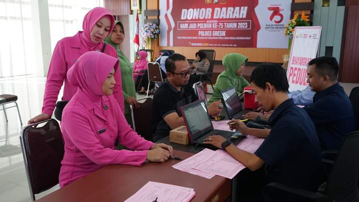 Sambut Hari Jadi ke-75, Polwan Polres Gresik Gelar Bakti Kesehatan Donor Darah