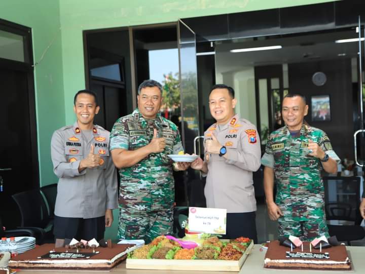Wujud Sinergitas, Kapolres Gresik Kunjungi Makodim 0817 Gresik HUT TNI 78
