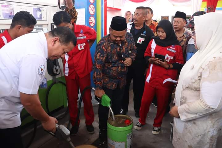 Bupati Gresik Resmikan SPBU Nelayan di Desa Lumpur