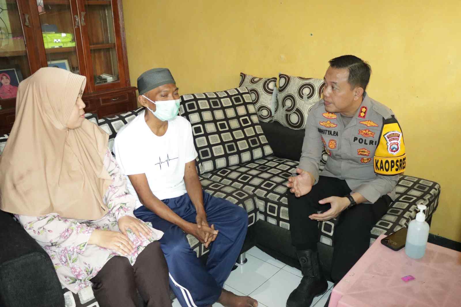 Kepedulian Kapolres Gresik Dengan Jenguk Anggota yang Sakit