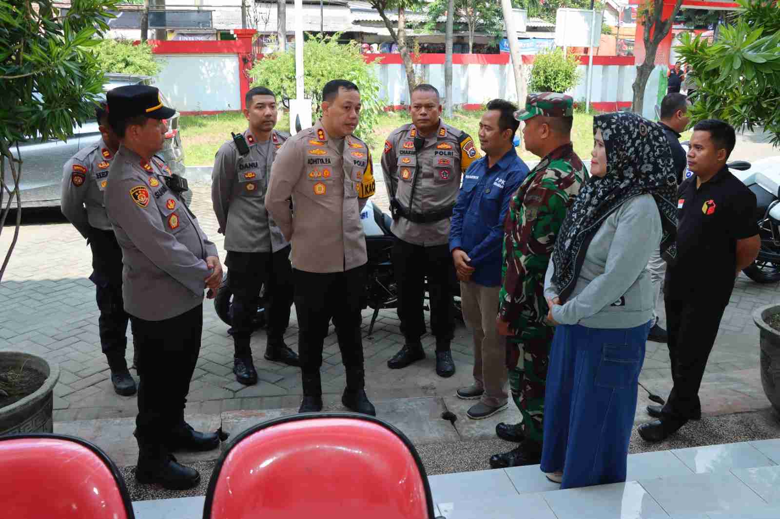 Kapolres Gresik Patroli Keamanan Proses Penghitungan Suara di tingkat PPK