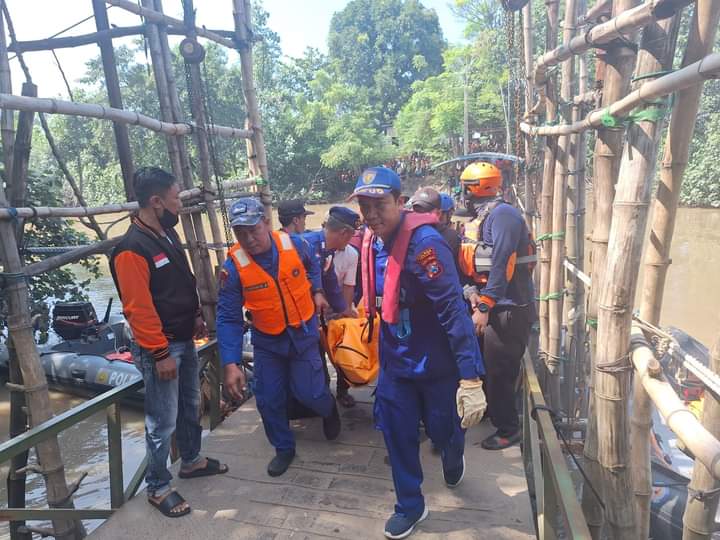 Ayah dan Anak Korban Terjebur Perahu Tambangan Driyorejo di Temukan