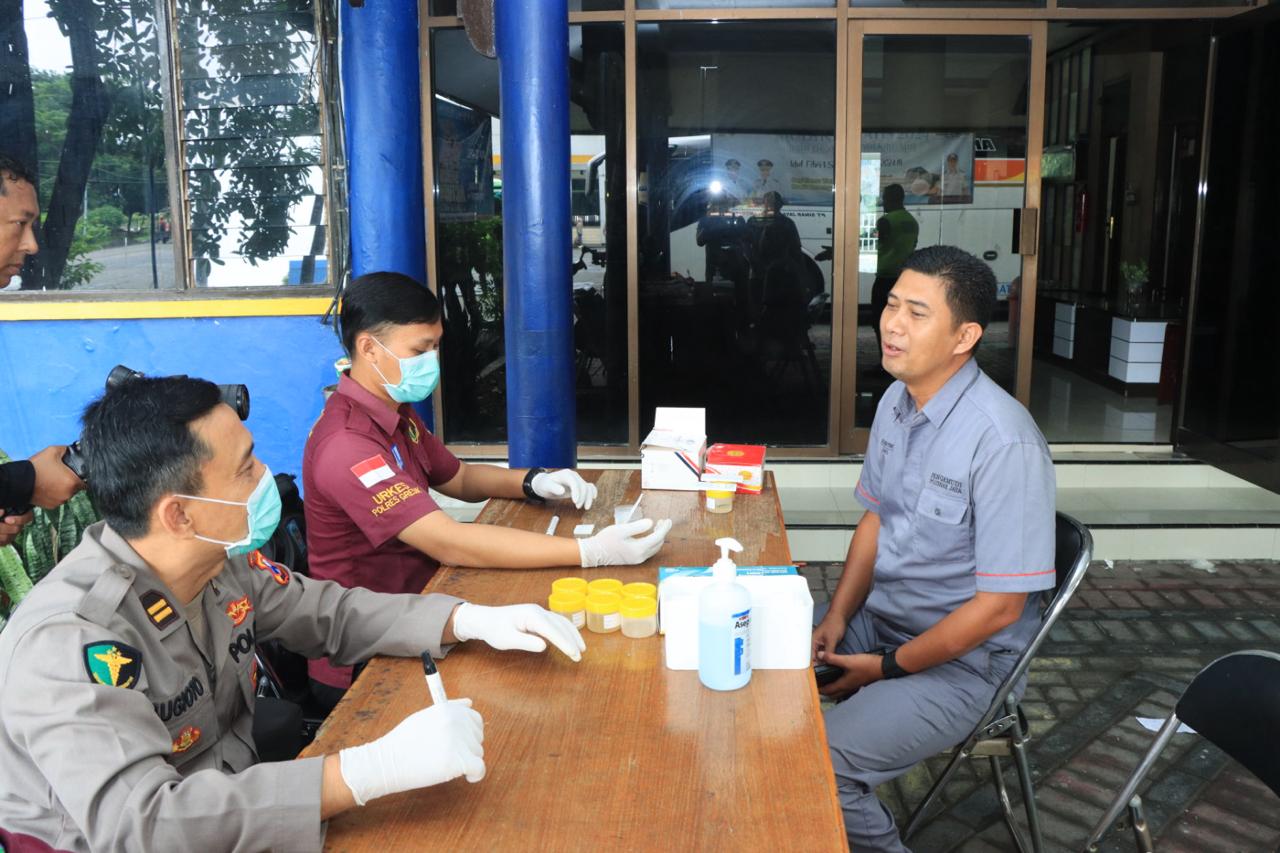Cegah Kecelakaan di Jalan saat Mudik, Satlantas Polres Gresik gelar Pemeriksaan Kesehatan dan Tes Urine Puluhan Sopir Bus di Terminal