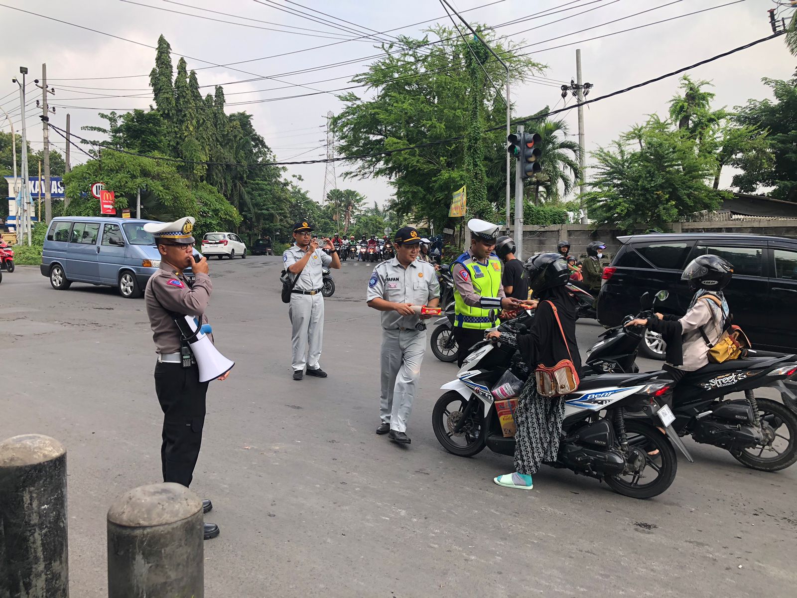 Satlantas Polres Gresik Bagikan Coklat Gelar Kampanye Simpatik Keselamatan di Jalan Raya