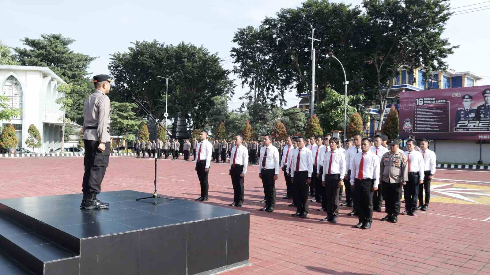 Polres Gresik Apresiasi Anggota Berprestasi Langsung Diberi Penghargaan