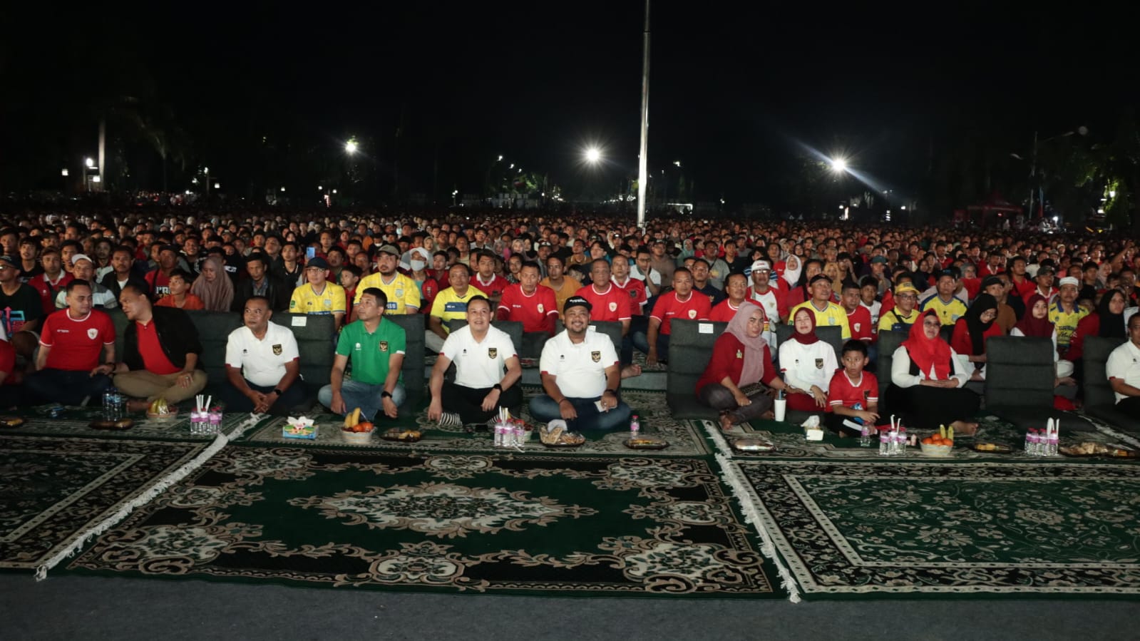 Kapolres Gresik Bersama Bupati Gresik dan Ribuan Warga Nobar Timnas Indonesia di halaman Kantor Bupati Gresik