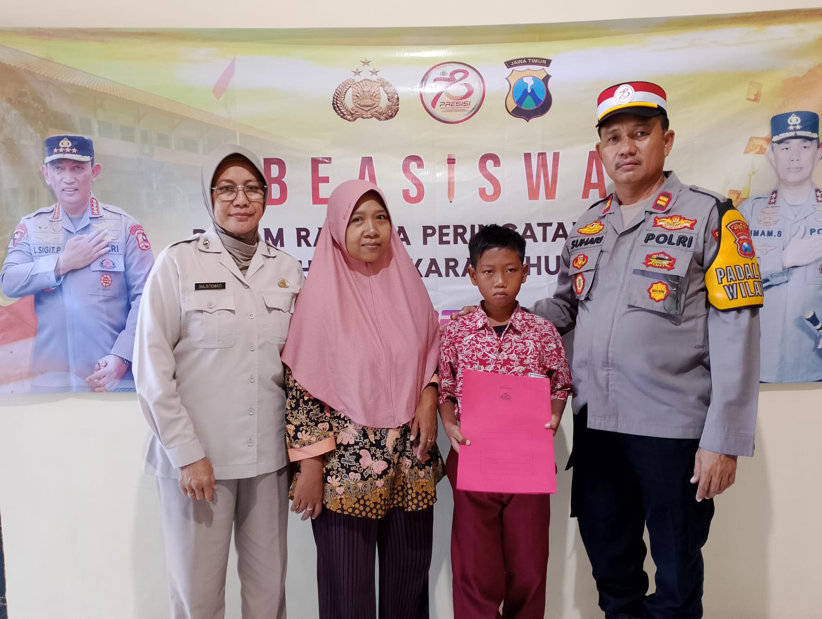 Polri Peduli Pendidikan, Kapolsek Kedamean Berikan Beasiswa dalam Rangka Hari Bhayangkara ke-78