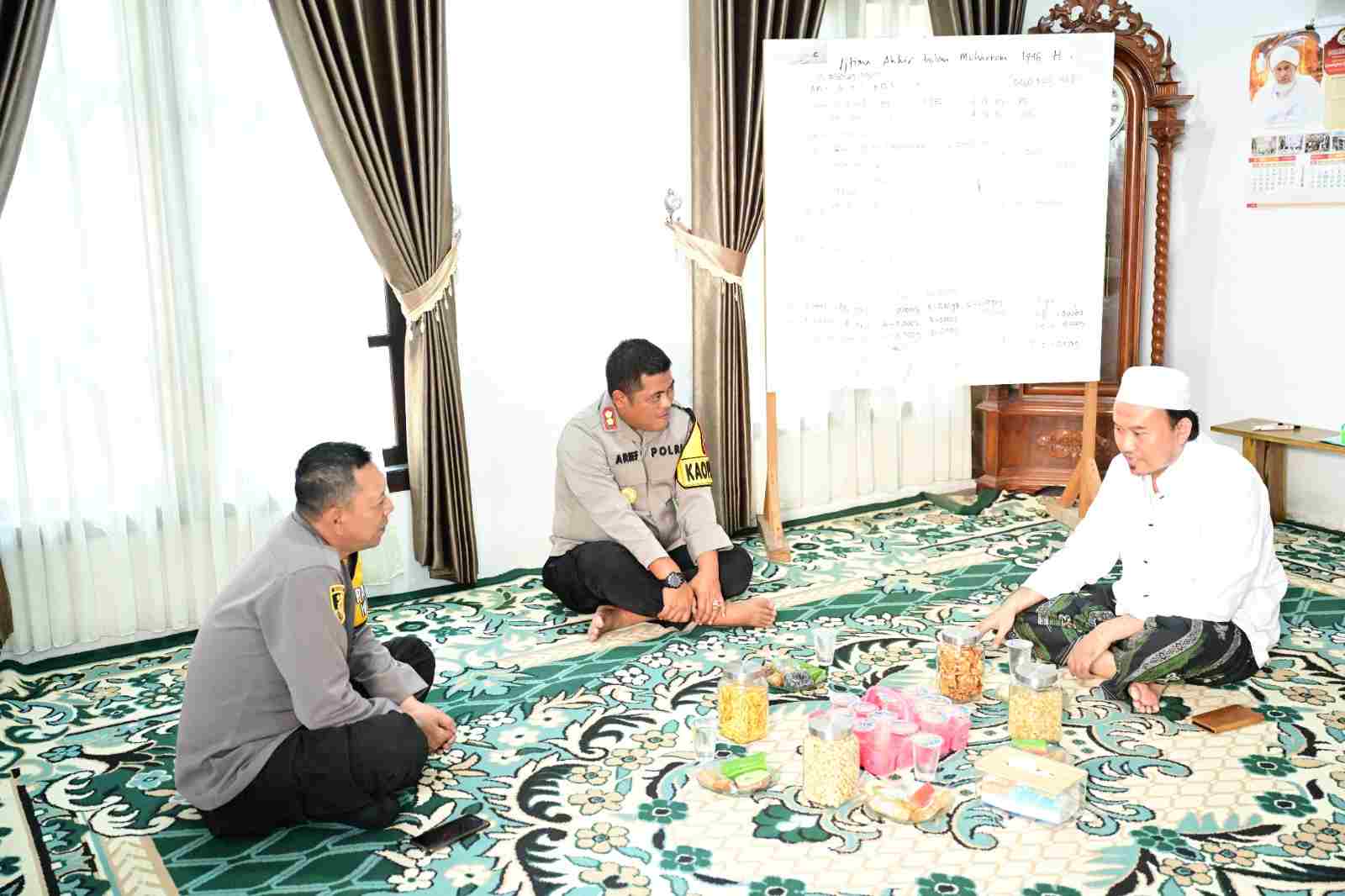 Kapolres Gresik AKBP Arief Kurniawan Jalin Silaturahmi dengan Pengasuh Ponpes Qomarudin Bungah