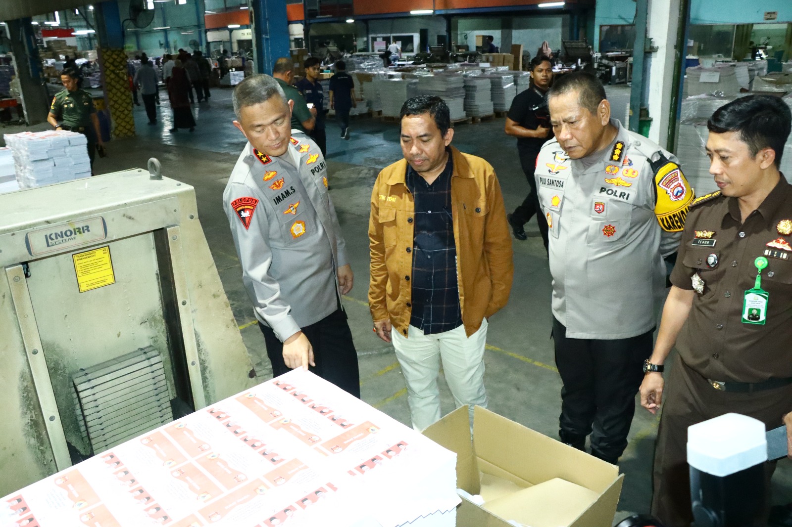 Pastikan Kesiapan Surat Suara, Kapolres Gresik Dampingi Forkopimda Jatim ke PT. Temprina