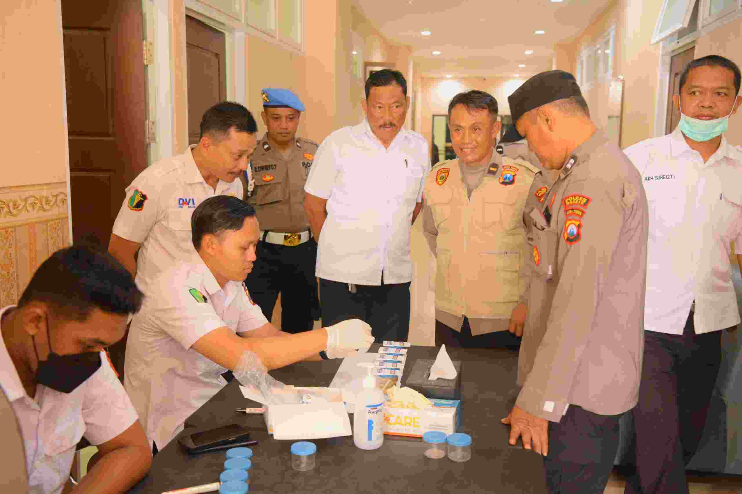 Pastikan Personel Bebas Narkoba, Polres Gresik Gelar Sidak Tes Urine usai Apel Pagi