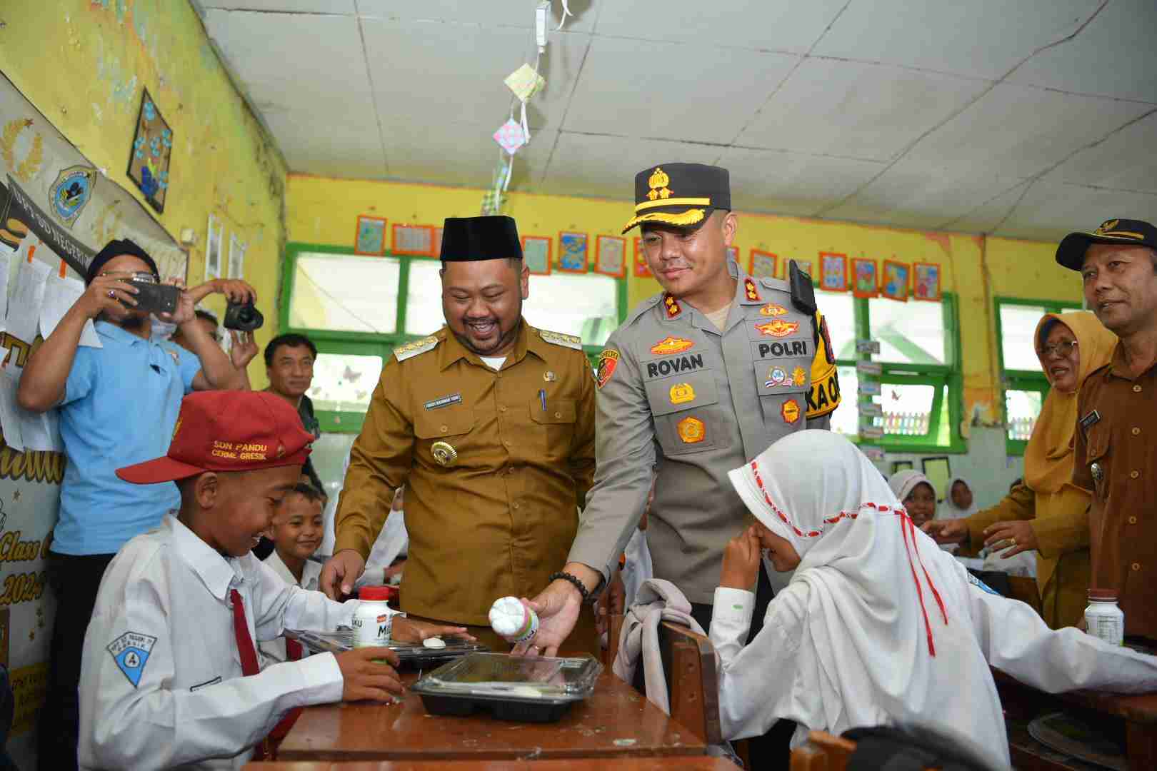 Kapolres Gresik dan Bupati Gresik Bagikan Makan Bergizi Gratis di SDN 71 Cerme