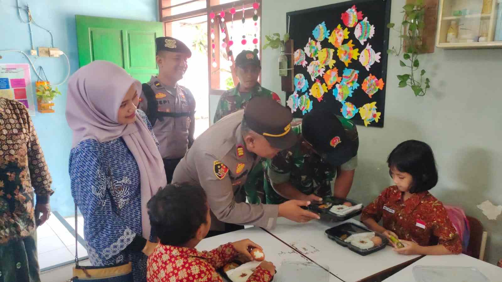 Dukung Program Presiden, Polres Gresik Gelar Makan Bergizi Gratis di UPT SDN 229 Menganti Gresik