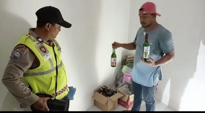 Puluhan Botol Miras Diamankan dalam Razia Polsek Ujung Pangkah