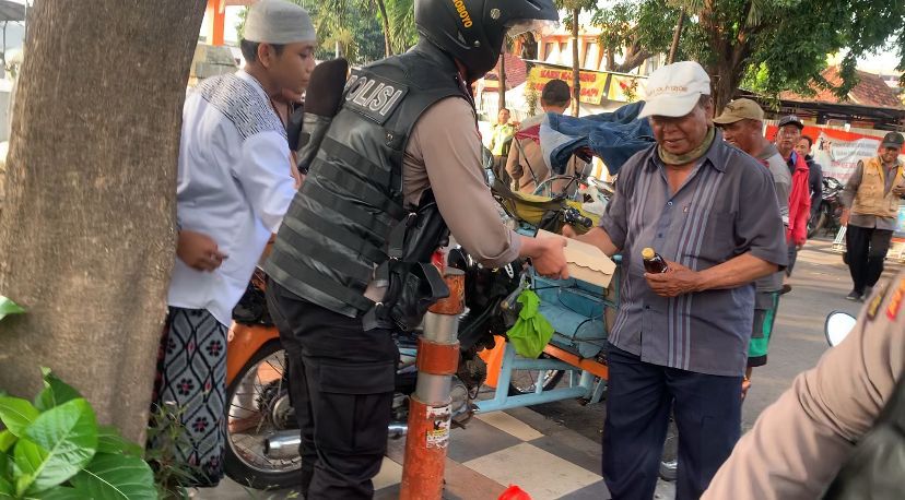 Polisi Peduli, Jelang Berbuka Puasa Polrestabes Surabaya Patroli Sambil Berbagi