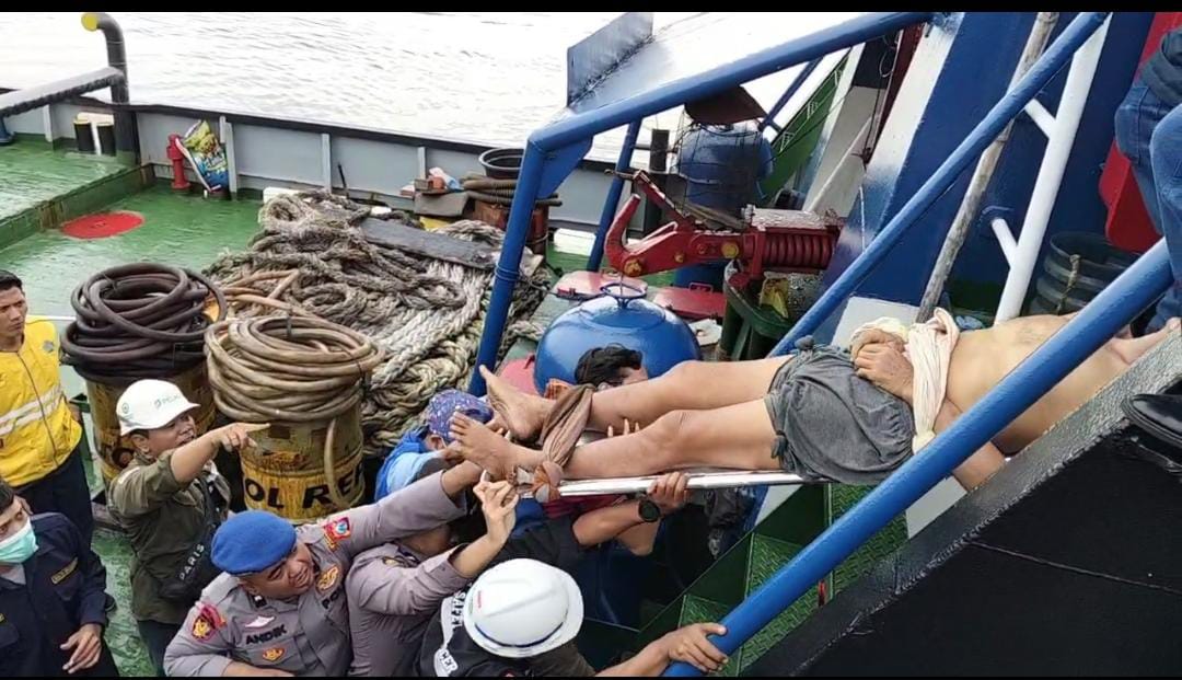 Sigap, Personil Pos PAM Polres Gresik Gercep Evakuasi Awak Kapal yang Pingsan di Pelabuhan Gresik