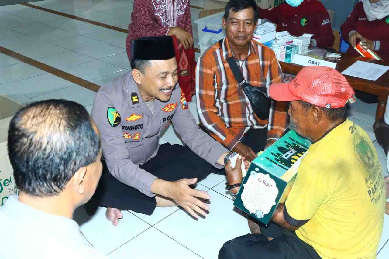 Peduli Kesehatan Warga di Bulan Ramadhan, Polres Gresik Gelar Bakti Sosial Kesehatan dan Pembagian Sembako