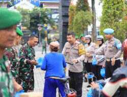 Sinergitas Polres Gresik dan Kodim 0817 Gresik Kompak Bagikan Takjil Kepada Warga
