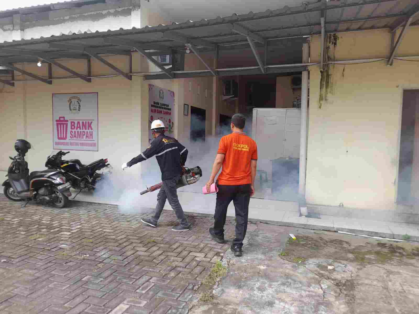 Komitmen Polres Gresik Jaga Kesehatan, Gencarkan Fogging Disinfektan dan Anti DBD