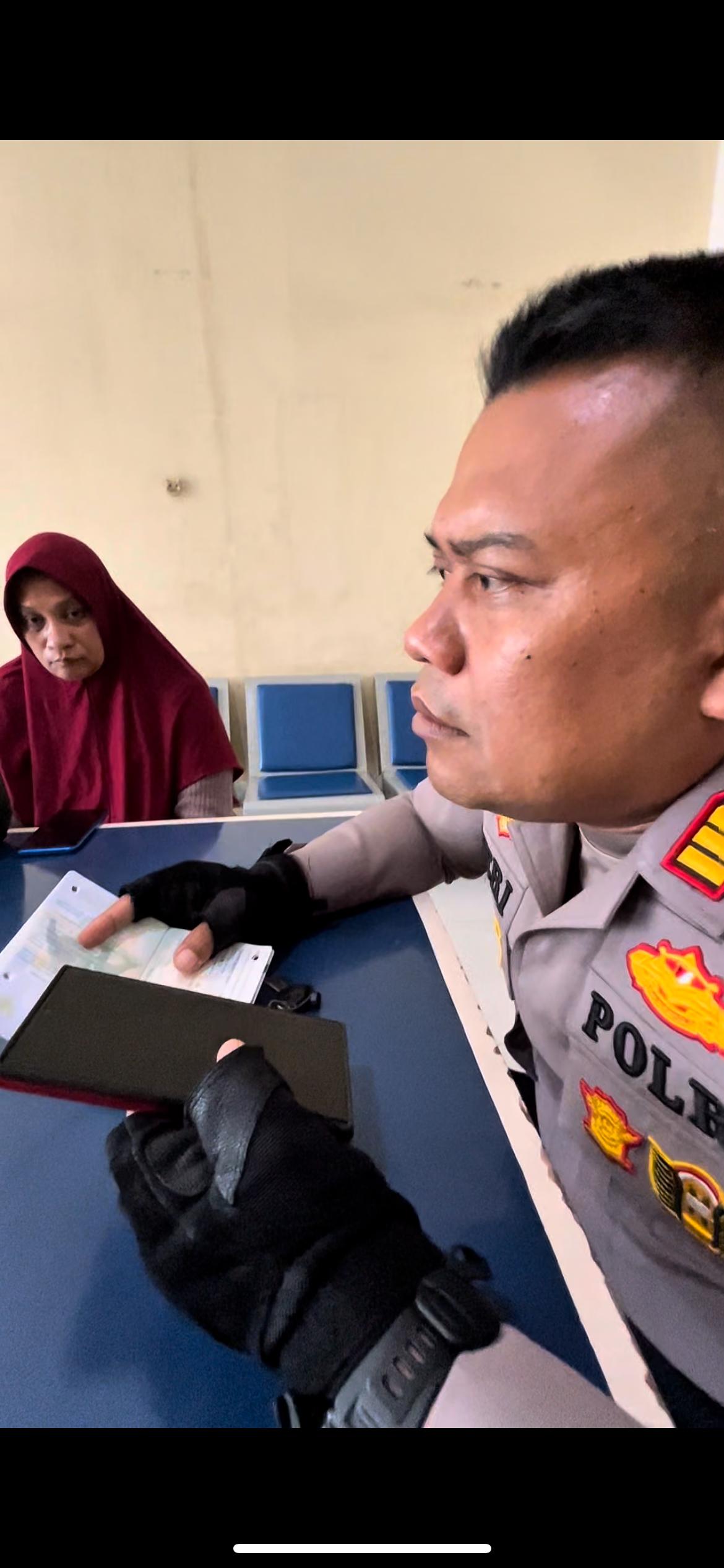 Responsif, Raimas Kalamunyeng Polres Gresik Bantu Ibu Korban Penipuan Tenaga Kerja Terlantar di Terminal Bunder