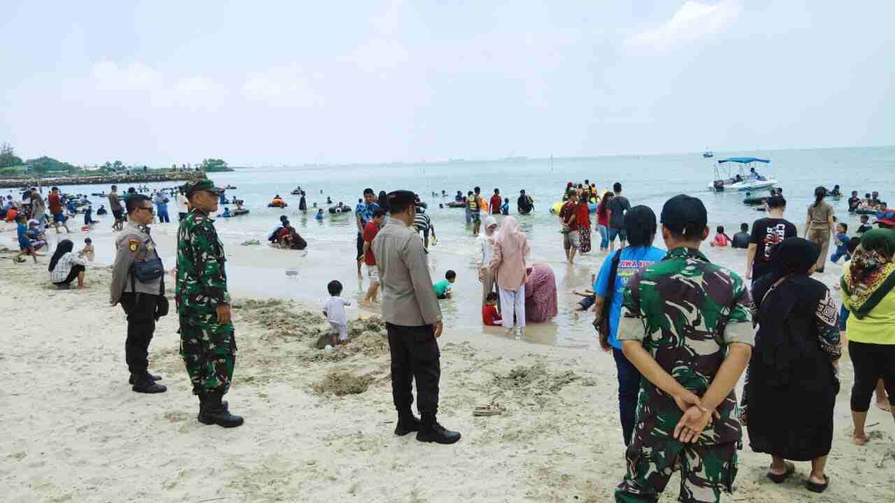 Polres Gresik Pastikan Ribuan Wisatawan di Pantai Dalegan Libur Lebaran Aman & Nyaman