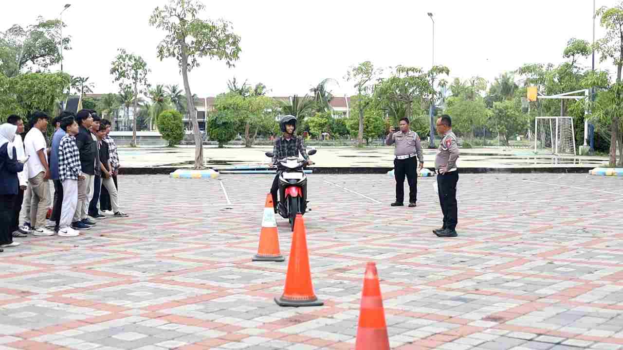 Polres Gresik Gelar Edukasi Keselamatan Berkendara dan Bahaya Narkoba bagi Pelajar di Pesantren