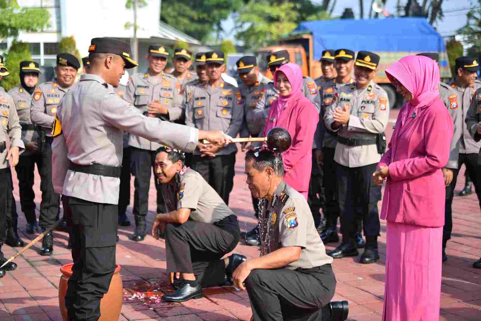 Pengabdian Terbaik, Dua Anggota Polres Gresik Diganjar Kenaikan Pangkat