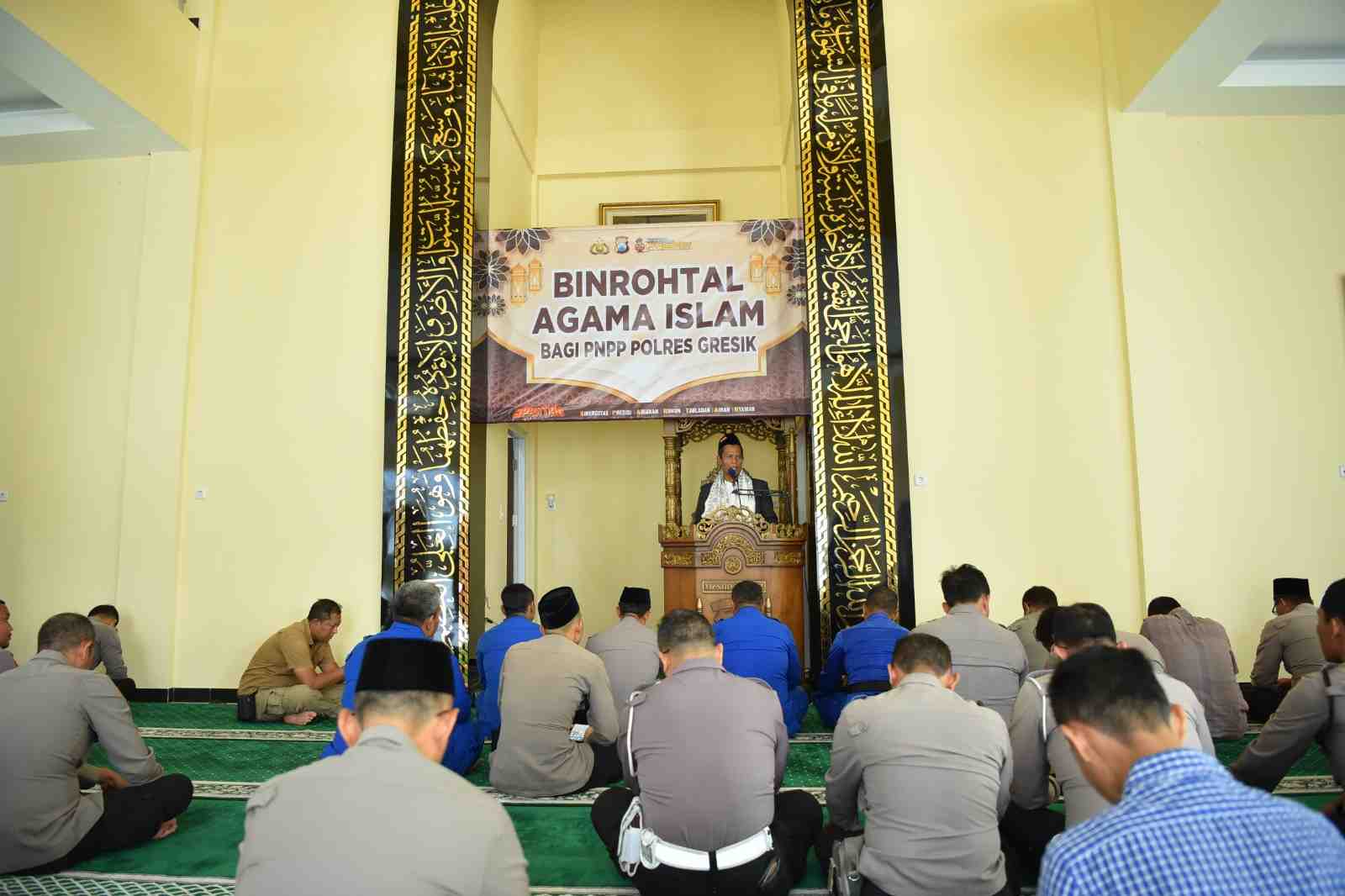 Polres Gresik Gelar Binrohtal Jelang Idul Adha 1446, Kapolres Ajak Personel Tingkatkan Keimanan dan Ketakwaan