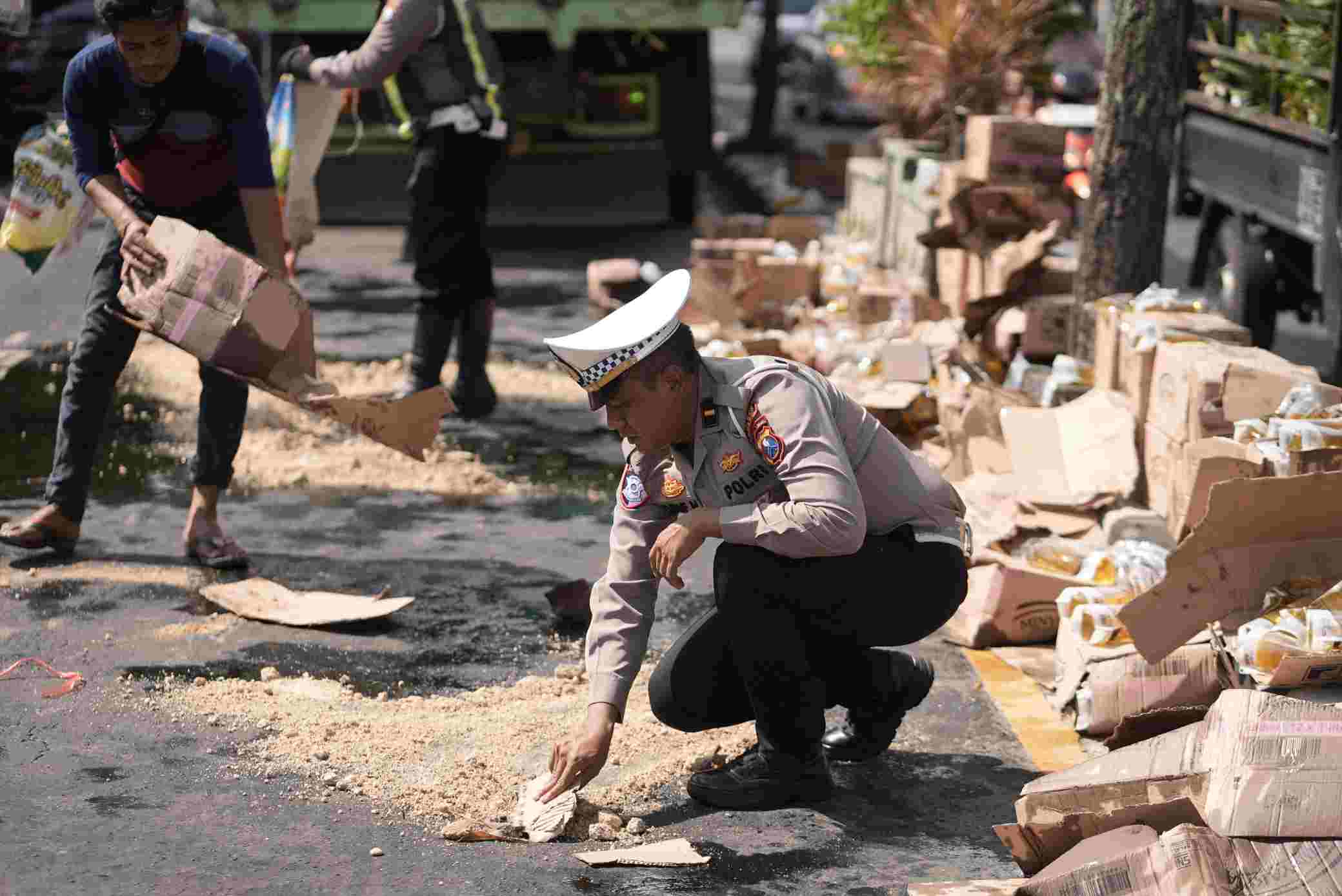 Aksi Tanggap Satlantas Polres Gresik Atasi Jalan Licin Akibat Tumpahan Minyak