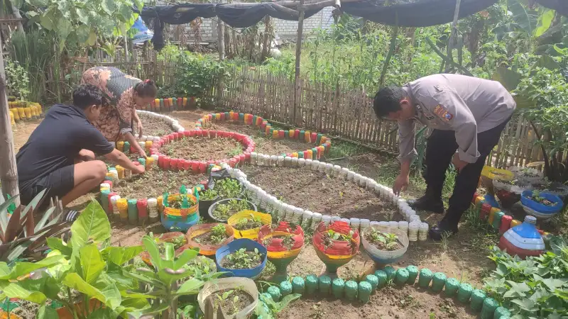 Polsek Bungah Gresik Dampingi Petani Wujudkan Ketahanan Pangan di Desa Kisik