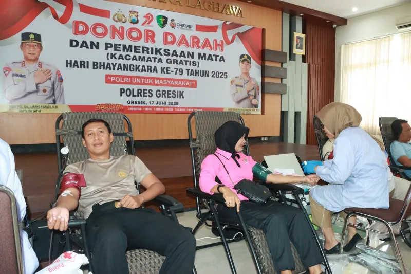 Hari Bhayangkara ke-79, Polres Gresik Gelar Donor Darah dan Bagikan Kacamata Gratis