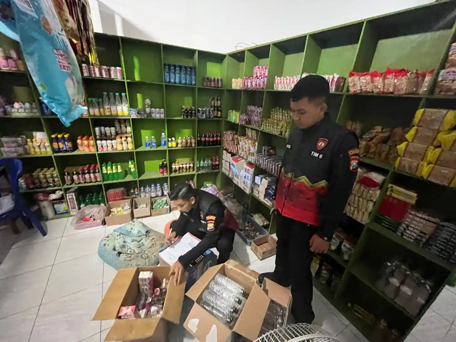 Tim Kalamunyeng Samapta Polres Gresik Amankan Puluhan Botol Miras dan Rokok Ilegal di Benjeng