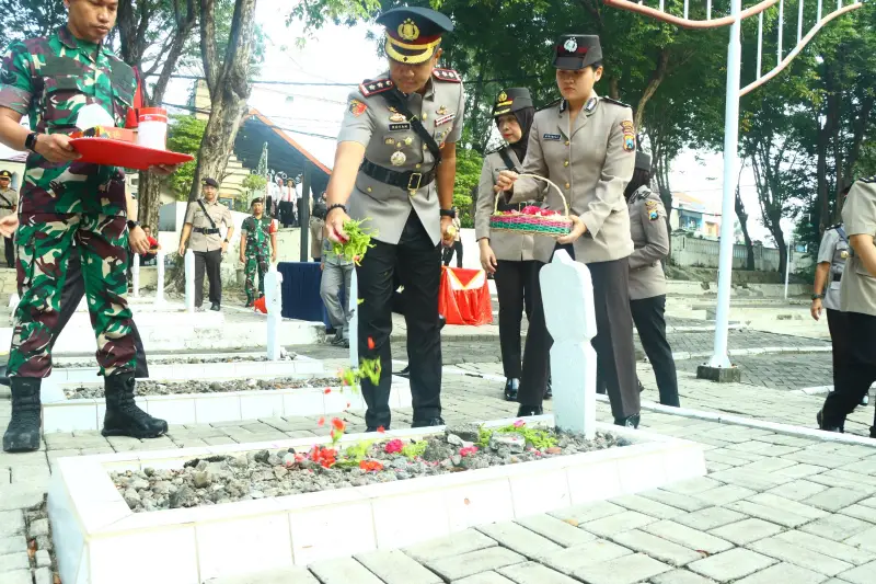 Kapolres Gresik Pimpin Ziarah dan Tabur Bunga di TMP Peringati HUT Bhayangkara ke-79