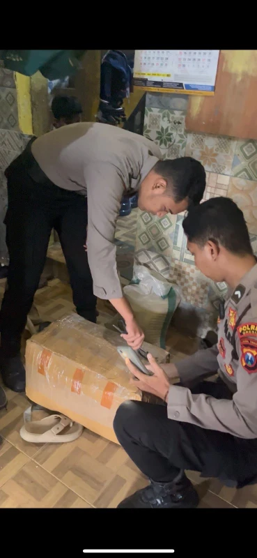 Polisi di Gresik Tindak Tegas Penjual Miras, Puluhan Botol Arak Diamankan
