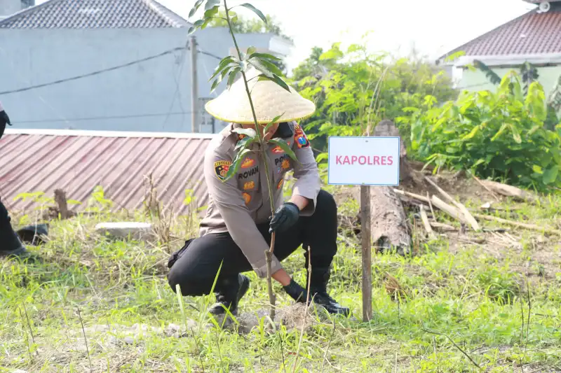 Polres Gresik Genjot Swasembada Pangan Lewat Tanam Jagung Serentak di Randu Agung