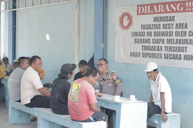 Polantas Menyapa Warga, Satlantas Polres Gresik Edukasi Tertib Berlalu Lintas di Kawasan Pelabuhan